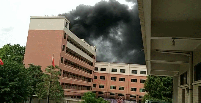 廣東東莞一廠房發生火災事故，現場黑煙漫天